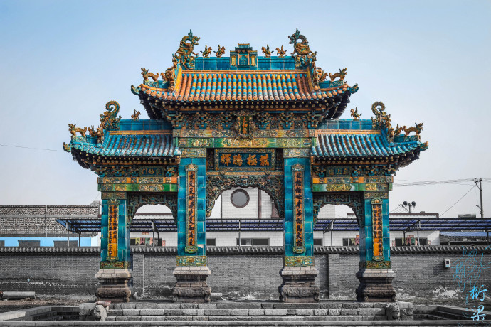 整座牌楼在阳光的照射下,色彩斑斓,璀璨夺目,琉璃牌坊在全国存数甚少