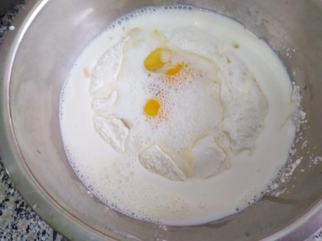 放入牛奶精盐鸡蛋和酵母烹饪步骤:高筋面粉 300克,鸡蛋 2个,酵母(干)