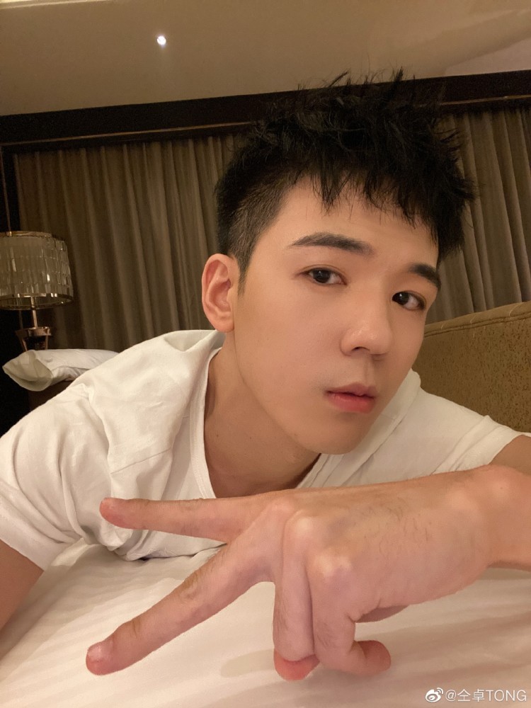 郑云龙|仝卓喊话好友郑云龙 暗讽对方写稿件拉踩自己，直言没必要带上我