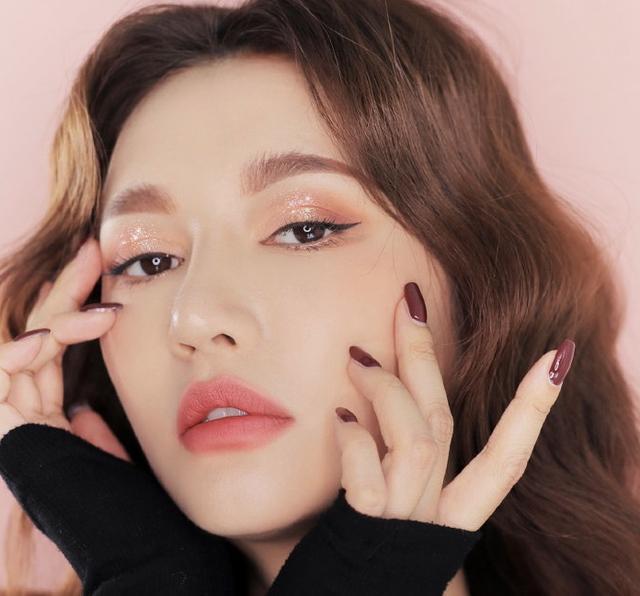 step 1 超闪眼妆亮片妆的重点顾名思义就是亮片,一般在idol的舞台上面