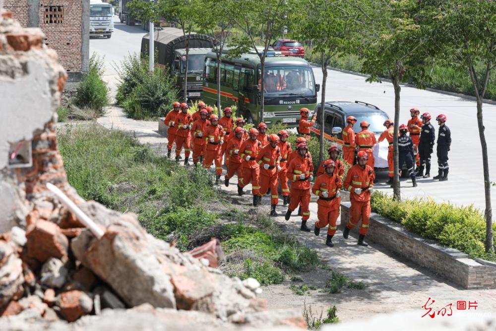 甘肃天水举行地震救援实战演练