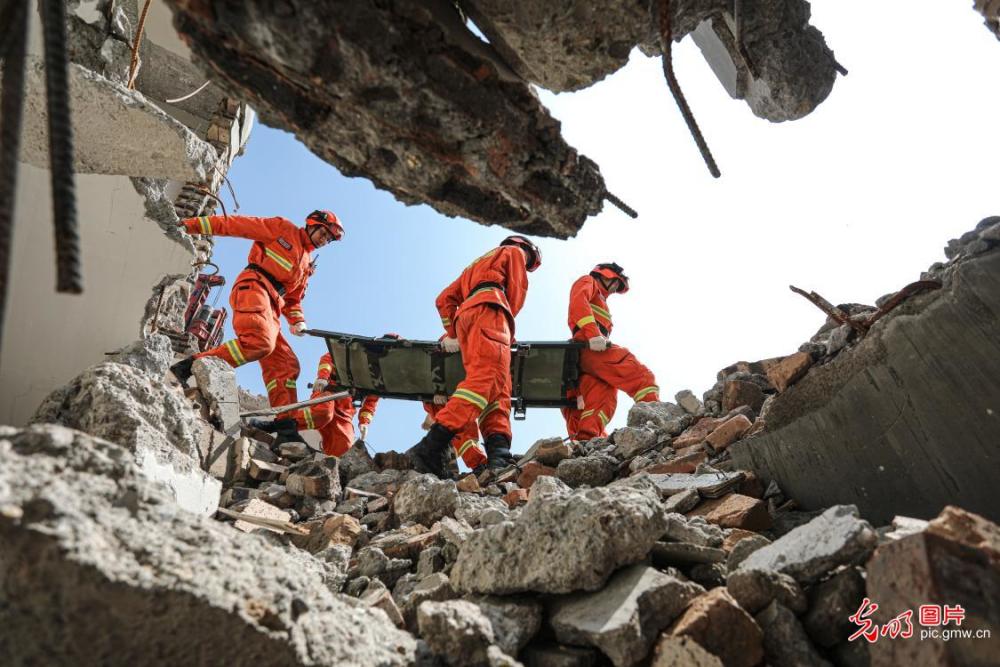 甘肃天水举行地震救援实战演练