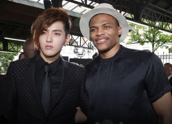 有种"nba身高测量仪"叫吴亦凡?合影威少,詹皇没啥,唯独库里让人意外