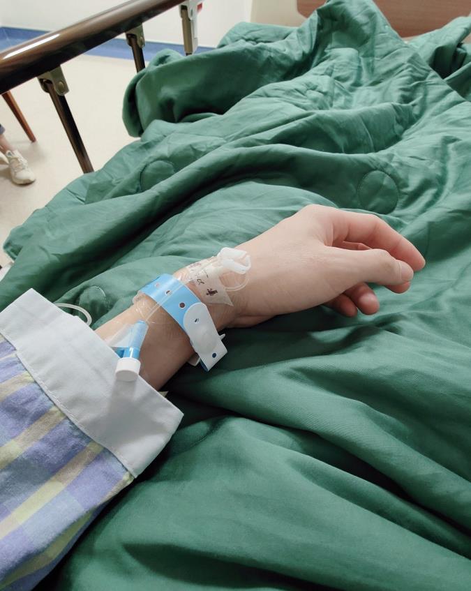 李佳琦停播一周做手术,躺病床上晒吊水照担心喊话:不害怕是假的