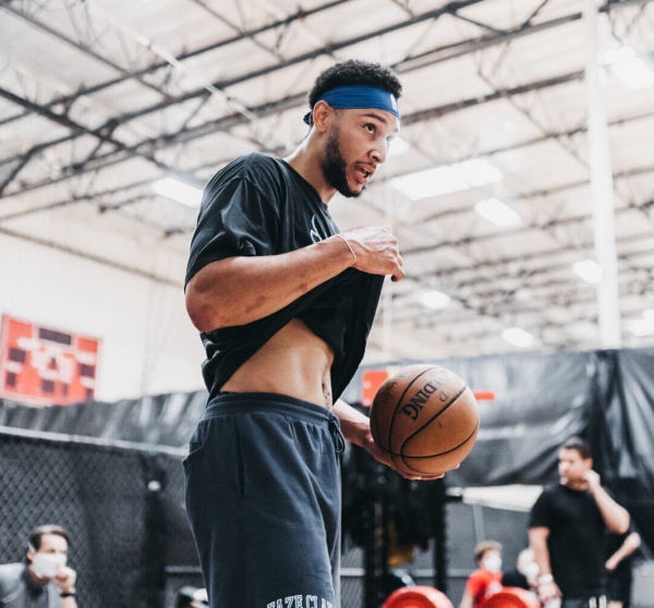 太刻苦詹姆斯西蒙斯同场训练赤裸上身大秀肌肉上演战斧劈扣