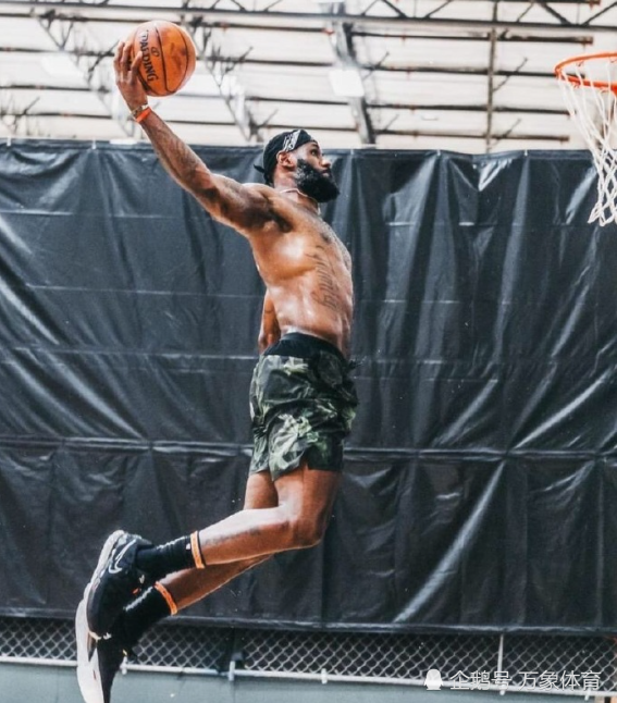 心真大 35岁詹姆斯现身野球场 球迷围观不戴口罩 轻松单臂暴扣 腾讯新闻