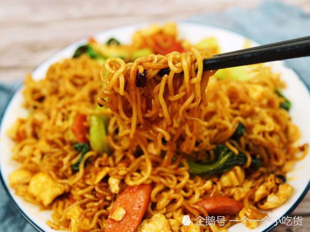 夜宵吃什么当然是来一份香喷喷的香肠鸡蛋炒方便面啦