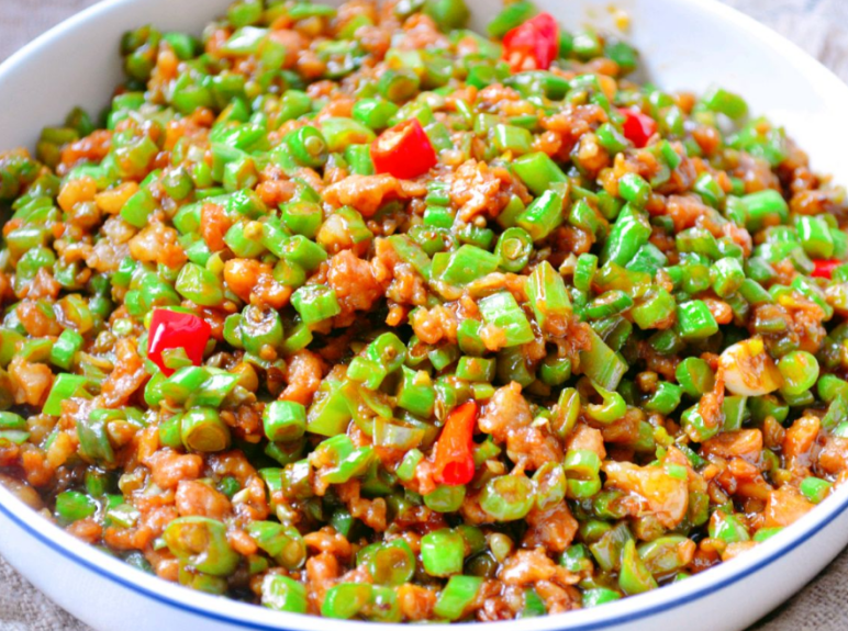 剁椒肉末炒豆角,老公说这种菜要少做,不然每次米饭都不够吃