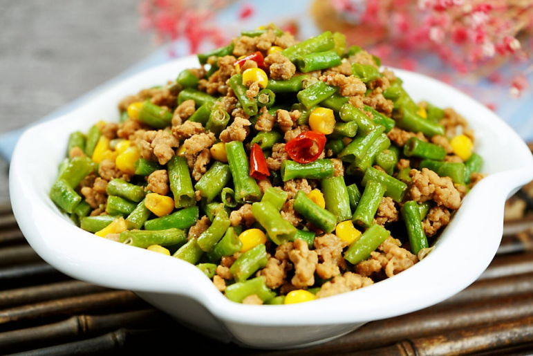 剁椒肉末炒豆角,老公说这种菜要少做,不然每次米饭都不够吃