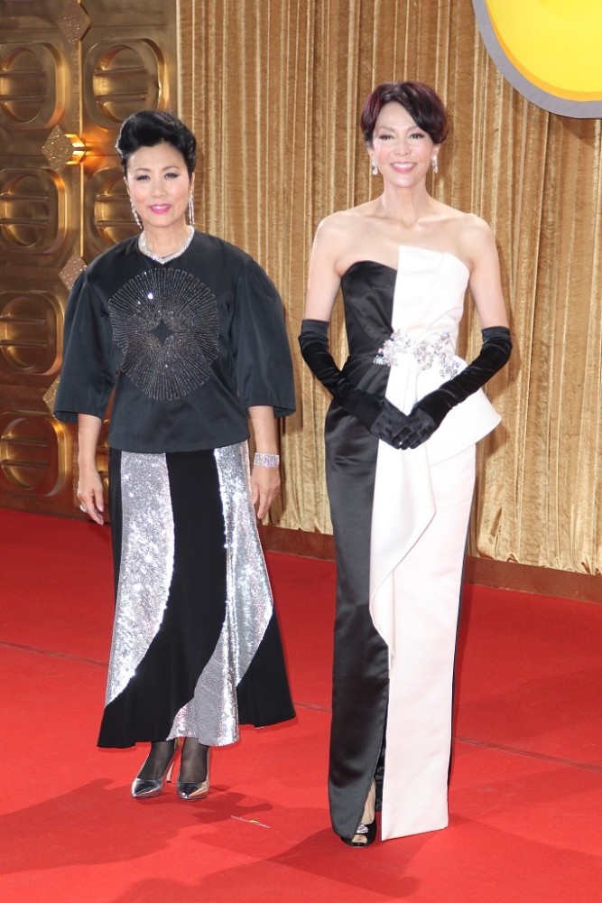 72岁汪明荃同框62岁郑裕玲一张脸看出两者区别自然老去更优雅