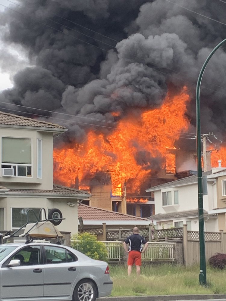 温哥华发生大火 在建四层公寓地盘爆炸 滚滚浓烟数百米外可见