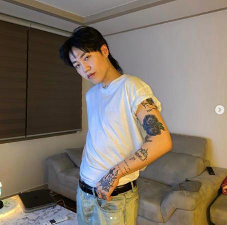 rapper bloo引起了公众关注同时,也受到了很多谩骂.