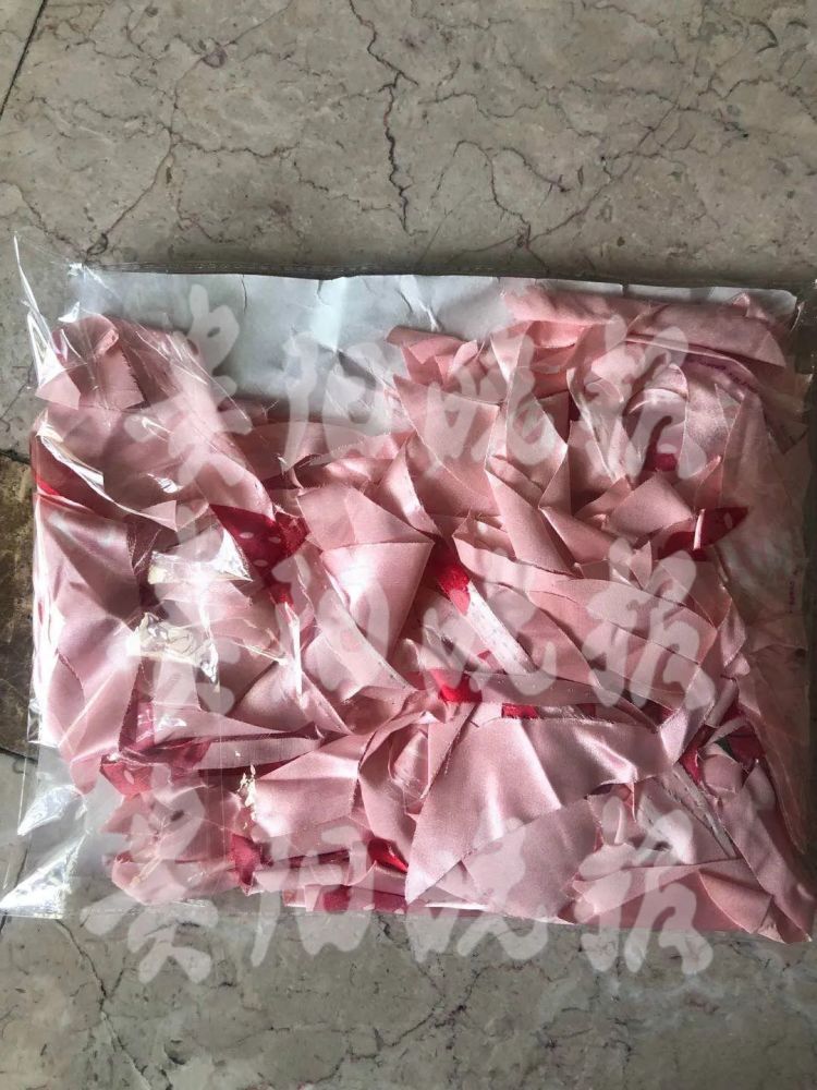 于是她把这个包裹里的烂布条拍照发到了闺蜜群里,请大家帮忙分析.