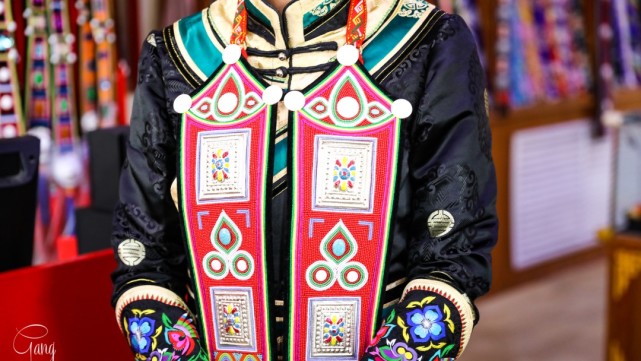 人数不多的裕固族,身上却穿着华丽,配饰考究令人赞叹