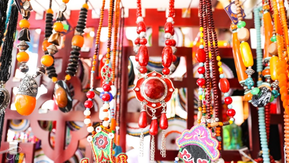 人数不多的裕固族身上却穿着华丽配饰考究令人赞叹