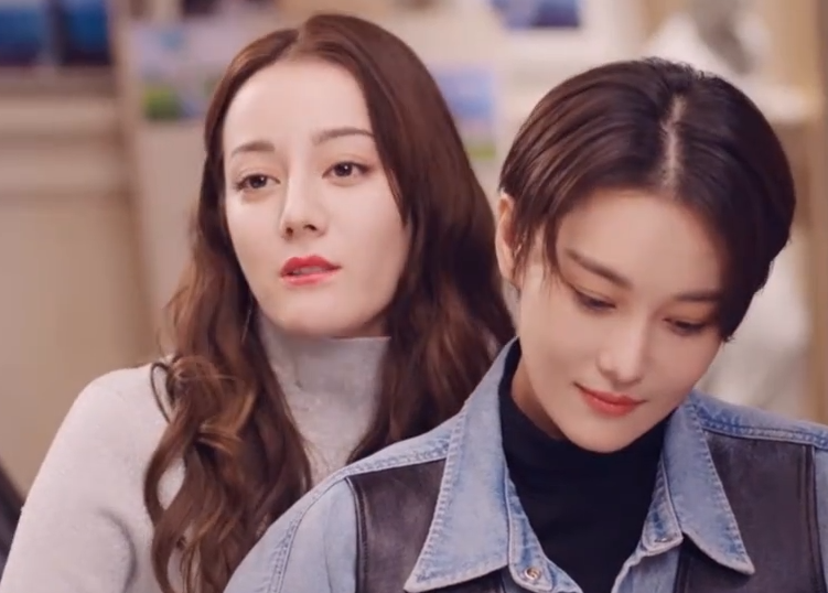 迪丽热巴亲吻张馨予闺蜜情延伸到戏外有种cp感