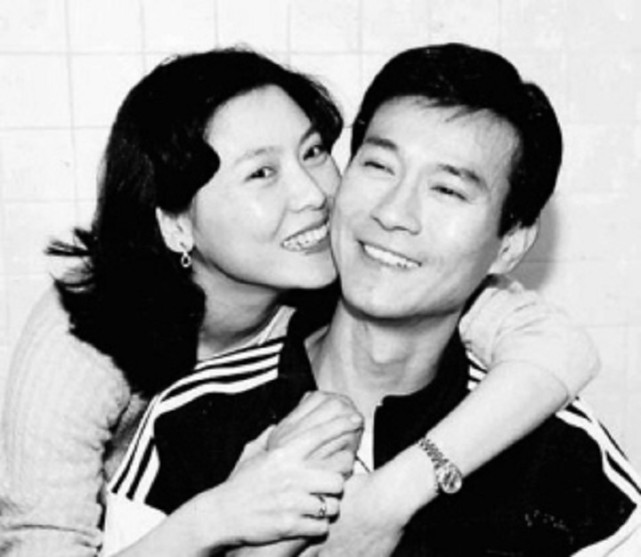 肥姐沈殿霞逝世,追悼会上郑少秋摘下假发,12年后才公开离婚真相