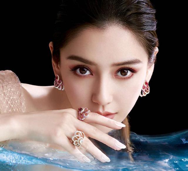 baby台前台后反差大!最新大片穿黑衣变高冷女王,带儿子玩耍超温柔