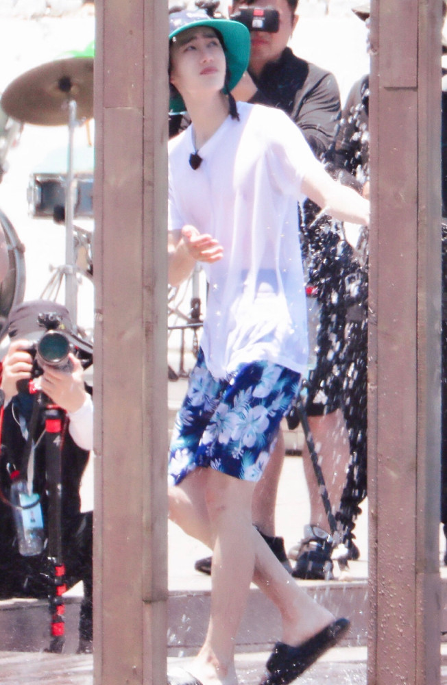 夏日冲浪店官宣,王一博的八块腹肌藏不住了