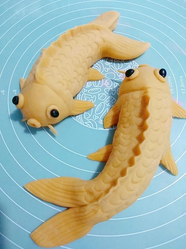 不加一滴水也不用模具就可以制作出漂亮的花馍和鱼馍