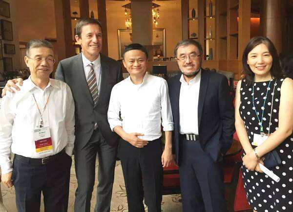 一手压两位"中国首富",这位"大胡子"是谁?江湖地位依旧没变_腾讯新闻