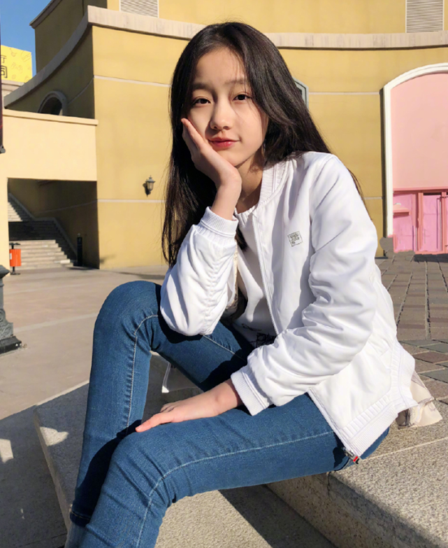 赵薇"女儿"不愧是野蛮式长大,12岁穿上紧身裤,秒变腿精本精