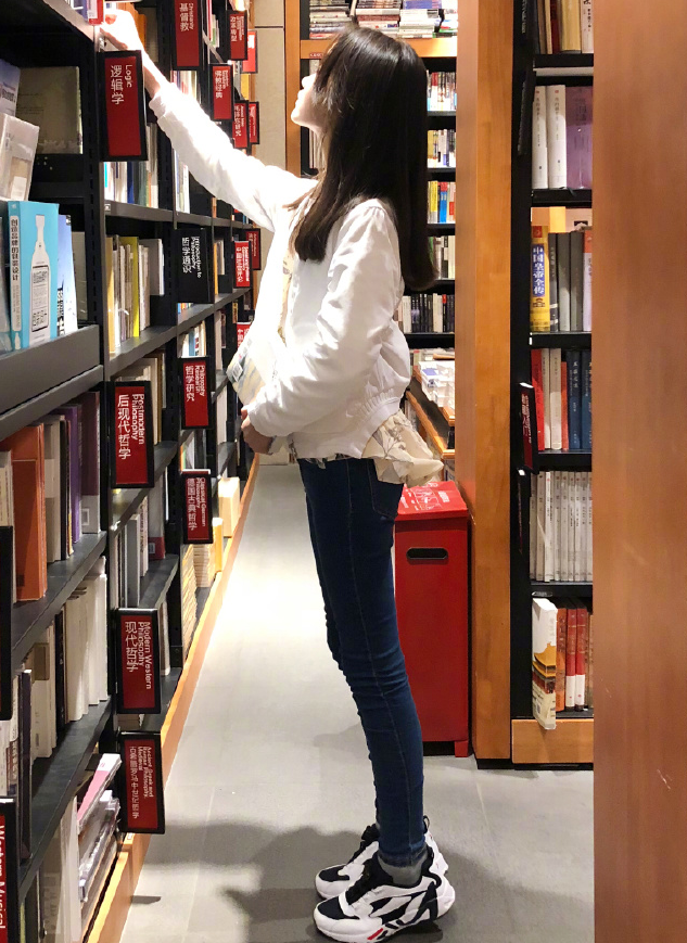 日常生活中的纪姿含在穿搭方面也非常的有品味,照片中她穿着一件白色