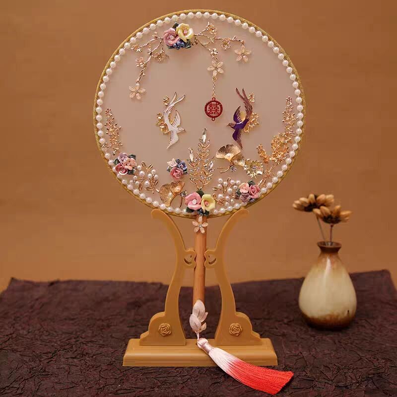 塔罗占卜结婚你想用哪款遮面扇测你和另一半是一见钟情还是日久生情