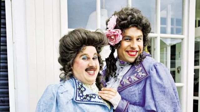 (come fly with me)从各自内容库中移除,原因是其中包含扮黑脸的戏份