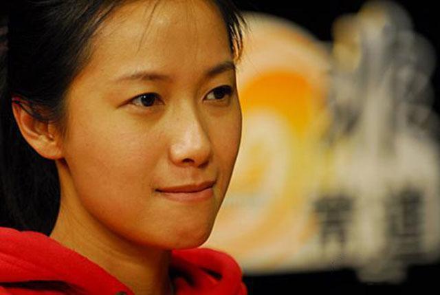 1996年,沈旭佳不堪受辱,终于和王朔离婚,远走美国定居