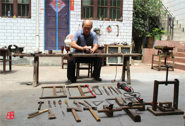 也许是有本事的人都有些怪脾气,吴水旺做琴的时候