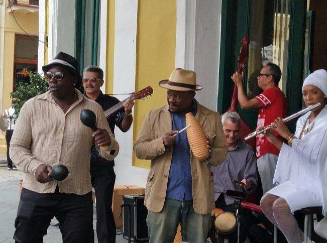 沙锤(maraca)的声音,这是来源于 南美的打击乐器,在演奏时手持沙锤的