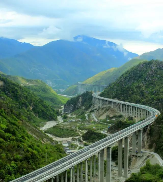 中国最美的高速公路在云南