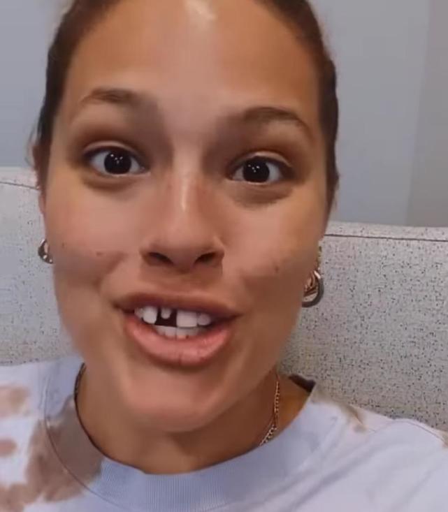 就在视频的最后一刻,格雷厄姆放下手,大方的露出自己被饼干粘掉的门牙