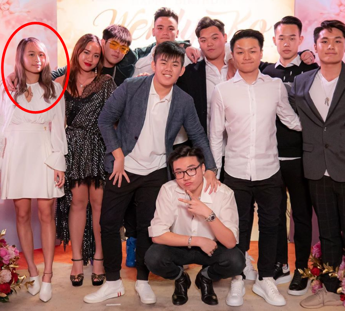 照片中,我们还意外发现了一个熟悉的身影,那就是洗米华的大女儿周梓潼