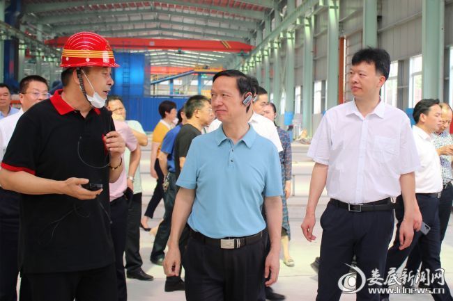 (在100万吨废钢加工项目现场,彭建初对如何推进项目