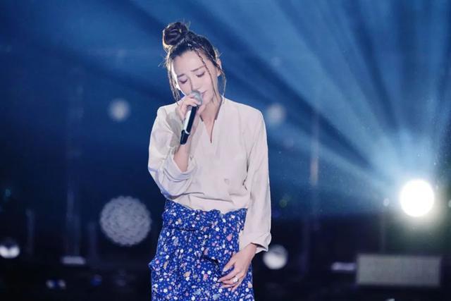 "千面女郎"阿朵:春晚1/25秒照片被打码,闺蜜曾揭高晓松人品