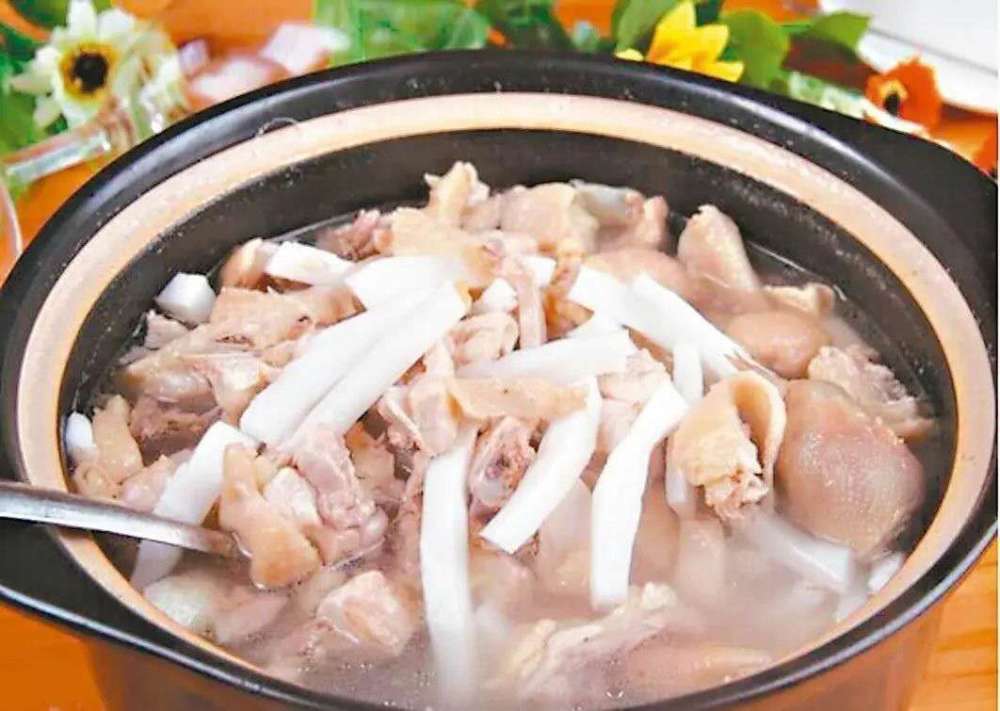 家庭聚餐少不了火锅,五分钟教你学会一道椰子鸡煲的详细做法