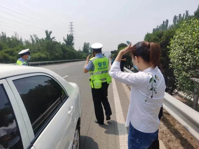 女司机高速行车受困 民警有效巡逻及时救助