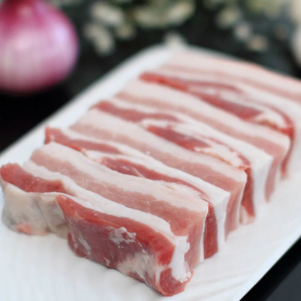 五花肉最好选择「三线肉,也就是肥瘦分层明显的位置,这也是五花肉