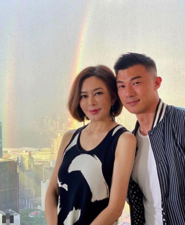 58岁关之琳有新恋情与年轻男模在家中豪宅合照半个月约会3次