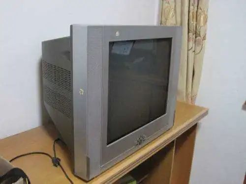 2000年那会儿,看电影基本只能去电影院,喜欢一部电视剧也只能老旧的大