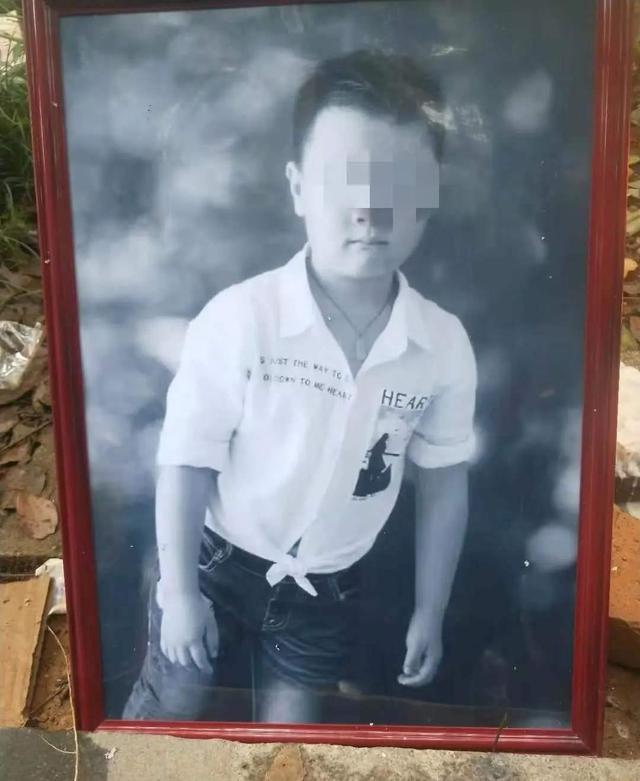 20岁小伙光天化日之下抢小孩奶奶一把夺回男子摸一下不行吗