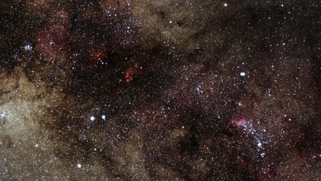 ngc6302俗称蝴蝶星云,在图像中显示出一个明显的s形图案,呈橙红色.