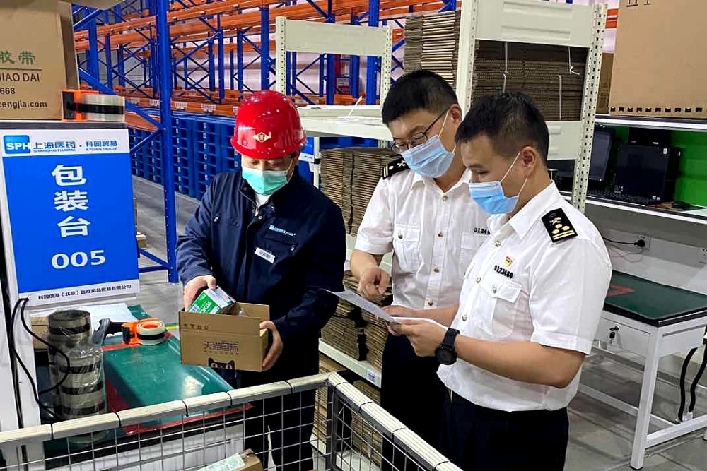 天竺海关关员在核对快递面单信息. 王晓达 摄