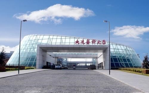 学校的始建时间在1947年,前身是关东医学院.