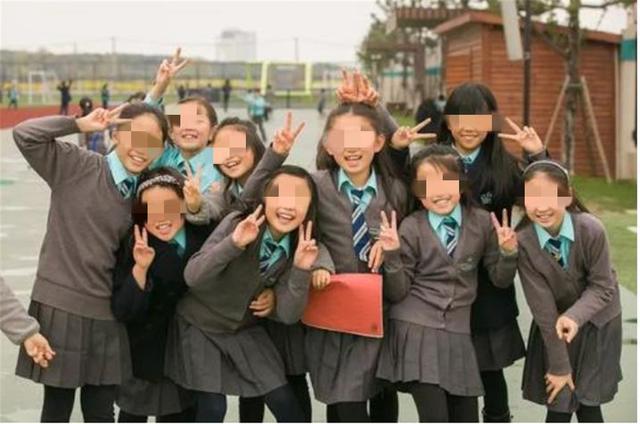 同是中国校服,贵族学校女生穿裙子,普通学校穿裤子,原因很现实_腾讯