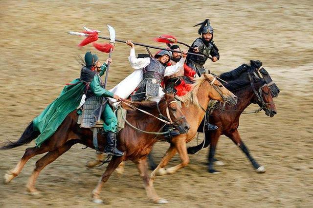 从三国演义来看,有三个原因:张飞既然听说了吕布,想必也知道吕布是