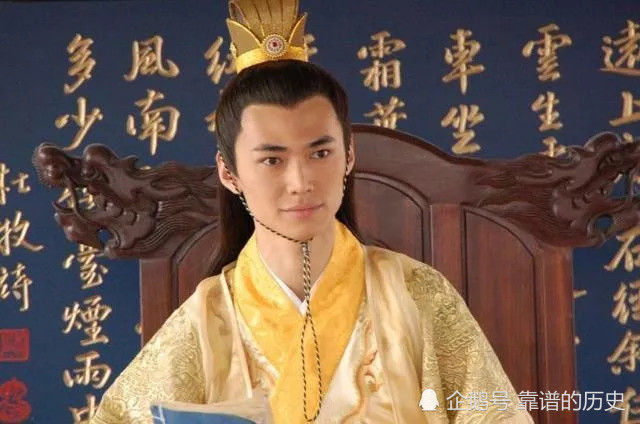 朱允炆即位之初开始考虑加强皇权,而同时削弱藩王的权力,明初朱元璋封