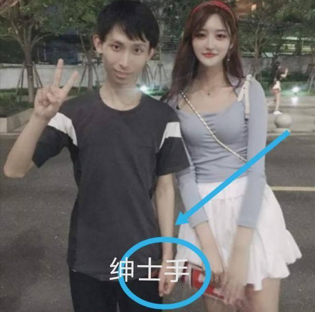 看见这张照片后不少网友都被惊讶到了,纷纷夸赞梦泪的女粉丝长的太美